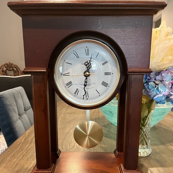 Verichron free standing quartz cherrywood clock. Battery operated. - Picture 1 of 5